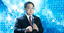 Sinh viên hỏi xoáy "Các chuyên gia AI làm gì khi bị mất điện", ông Hoàng Nam Tiến đứng ngồi không yên, phải xuống gặp tận nơi để trả lời
