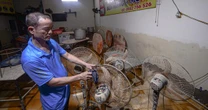 Mất điện sang ngày thứ ba, dân Thái Nguyên chạy máy phát dọn nhà sau lũ