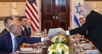 Thủ tướng Israel trao tận tay Tổng thống Donald Trump món quà bất ngờ
