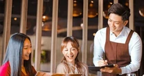 Quán thịt rán tuyển bồi bàn ‘phải có bằng đại học trở lên’ gây tranh cãi