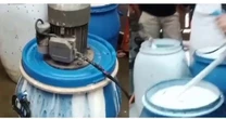 Nhận tin mật rồi đột kích xưởng sản xuất quy mô lớn: Cảnh sát triệt phá đường dây pha 9.000 lít sữa giả bằng 750kg hóa chất