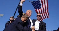 Hành động của ông Trump sau khi bị bắn ở buổi vận động khiến đám đông hô vang 1 từ