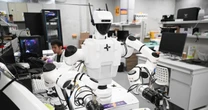 Trung Quốc lại khiến thế giới nể phục: Không chỉ làm việc trong nhà máy, robot giờ đã "tung tăng" vận hành trong các văn phòng, làm việc với con người như đồng nghiệp