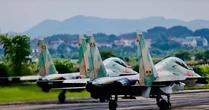 Chiêm ngưỡng ‘hổ mang chúa’ Su-30MK2 hợp luyện diễu binh trên bầu trời