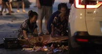 Cảnh tượng xé lòng: Người vợ trẻ ngã quỵ bên thi thể chồng sau vụ ô tô tông liên hoàn ở Hà Nội