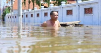Lũ vượt lịch sử, sau một đêm làng quê ngoại thành Hà Nội biến thành biển nước