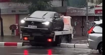 Người dân phát hiện lái xe cứu hộ trèo qua dải phân cách cứng, lập tức báo cho Cục CSGT