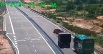 Thi rớt bằng lái ô tô, tài xế chạy ngược chiều trên cao tốc