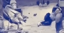 Có người nhảy vào hố Binh mã dõng: “Kỳ quan thứ 8 của thế giới” ở Trung Quốc tổn hại không thể đảo ngược