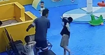 Bé trai 8 tuổi bị tát sưng mặt vì ném bóng trúng bạn trong khu vui chơi