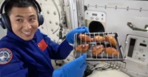Phi hành gia nướng cánh gà và bít tết ngay trên trạm vũ trụ