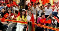 Người đàn ông làm điều bất ngờ giữa lòng phố cổ trong ngày tổng hợp luyện A80