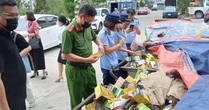 Phát hiện hàng vạn hộp thực phẩm chức năng hết hạn bị đổ tại điểm tập kết rác ở Hạ Long