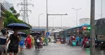 Mưa vượt công suất thoát nước, hồ Hoàn Kiếm nước dâng gần ngưỡng 8m