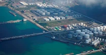 Quốc gia BRICS tuyên bố sẽ sản xuất gần 160 triệu tấn 'vàng lỏng', có khách mua đến 80 triệu tấn/năm với giá chiết khấu 30%: Sự 'kìm kẹp' của Mỹ và phương Tây lộ lỗ hổng?
