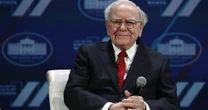Cụ ông 93 tuổi Warren Buffett gây bão mạng khi tuyên bố tại đại hội cổ đông: Tôi tin tưởng tuyệt đối ở vợ nhưng mua chứng khoán thì không!