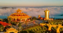 Đằng sau Đại bảo tháp Kinh luân dát vàng 24k lớn nhất thế giới, chứa hơn một tỷ câu chú đặt tại Lâm Đồng
