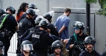Los Angeles giới nghiêm ngày thứ hai, gần 400 người bị bắt