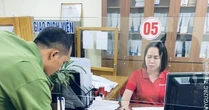 Cụ bà 76 tuổi mang 1 mẩu giấy và 100 triệu đồng tiền tiết kiệm đến ngân hàng để chuyển khoản: Nhân viên Agribank lập tức liên hệ công an đến làm việc