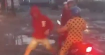 TP HCM: Xác minh video nam thanh niên mặc áo đỏ đập gãy gương ô tô tải