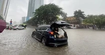 Hà Nội ngập, ùn tắc kéo dài giờ tan tầm: Người dân chui vào cốp xe chờ nước rút