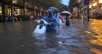 Giao thông Hà Nội hỗn loạn vì mưa ngập: Hàng loạt ô tô ngâm trong nước, người dân “bơi” về nhà