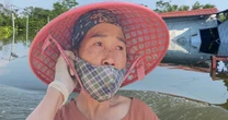 'Rốn lũ' Hà Nội: Tối nước còn mấp mé mép sân, trưa hôm sau đã tới nóc nhà