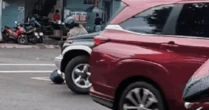 CLIP: Phẫn nộ xe 5 chỗ cố tình tông xe máy chở trẻ nhỏ