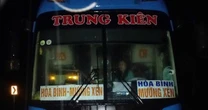 Xe khách chở 20 người mắc kẹt do lũ, nhà xe cầu cứu nhiều giờ