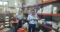 Cảnh sát bất ngờ kiểm tra một cửa hàng ở Hà Nội