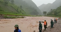 Tìm kiếm người bị lũ cuốn trên đường vào rẫy cho gà ăn