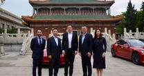 Musk, 2 chiếc Tesla đỏ - cầu nối Trung Quốc và Mỹ nay lung lay, người thay thế xuất hiện: CEO mặc áo da