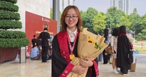 Vượt nỗi đau mất mẹ, nữ sinh tốt nghiệp thủ khoa ĐH Ngoại thương điểm tuyệt đối