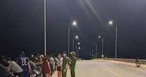 Trắng đêm tìm kiếm thanh niên nghi nhảy cầu ở Quảng Bình
