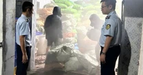 Cận cảnh những chiếc bao tải chứa 12 tấn chân gà bốc mùi hôi thối trong kho đông lạnh của ông chủ sinh năm 1982
