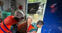Mưa kinh hoàng, người dân ở Bình Dương bật khóc nhìn nhà ngập lụt, tan hoang