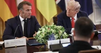 Khoảnh khắc ông Trump thầm thì, nêu lý do ông Putin muốn thỏa thuận hòa bình: "Nghe có vẻ điên rồ"