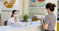 Đã gửi 15 triệu đồng, khách hàng tiếp tục đến bưu điện chuyển khoản thêm 60 triệu đồng: Nhân viên Vietnam Post vừa giao dịch, vừa báo công an