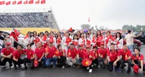 Một công ty ở TP HCM "chơi lớn" khi đưa 36 đoàn viên ra Hà Nội xem diễu binh A80