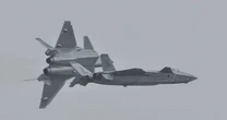 Tiêm kích tàng hình J-20 ‘Mighty Dragon’ lần đầu trình diện trước công chúng