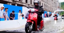 Báo Anh: Tỷ phú Phạm Nhật Vượng góp phần khiến vị thế thống trị thị trường xe máy Việt Nam của Honda lung lay