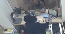 Tài khoản đã lâu không hoạt động bỗng nhận được 1 tỷ, khách hàng yêu cầu chuyển khoản gấp: Nhân viên ngân hàng lập tức báo công an