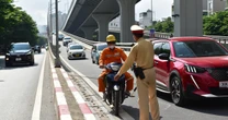 Hàng loạt cán bộ, công chức, tài xế xe ôm... cố tình đi lên đường vành đai 2 với lý do không thể chấp nhận