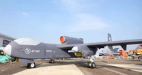 Tranh cãi xung quanh việc Trung Quốc thử nghiệm 'UAV mẹ' mang 100 drone con