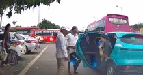 Hãng taxi ‘độc chiếm’ bến, đuổi phụ nữ bế con nhỏ khỏi xe công nghệ: Giám đốc bến xe lên tiếng