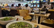 Giá đồ ăn sân bay có thực sự "trên trời"? Chuyên gia ẩm thực tiết lộ điều bất ngờ