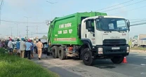 Vĩnh Long: 2 người chết thảm vì ôtô tông vào xe chở rác đang dừng lề phải