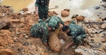 Phát hiện quả bom nặng 350 kg còn nguyên ngòi nổ khi dọn dẹp đất đá sau mưa lũ