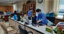 Nghề tay trái hái ra tiền chốn công sở: Chị lao công kiêm shipper chuyên nghiệp, sảnh văn phòng thành 'xóm chợ online'