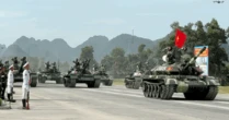 VIDEO: Chiêm ngưỡng xe tăng, tên lửa hợp luyện trong nắng gắt